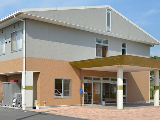 明るい建物の外観