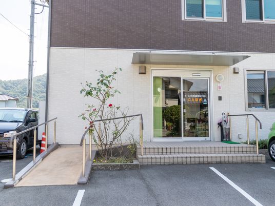 施設の入口と駐車場