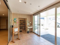 明るいエントランスホール