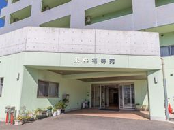 明るい建物のエントランス