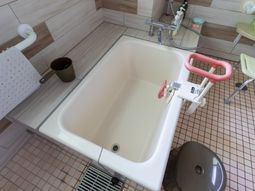 バリアフリー設計の浴室