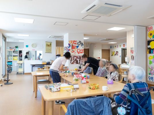 活動する人々の食堂