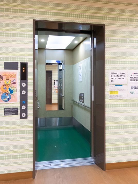 開いたエレベーターのドア