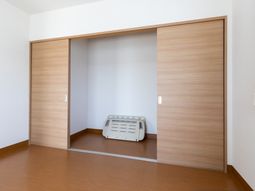 清潔な木目調の居室