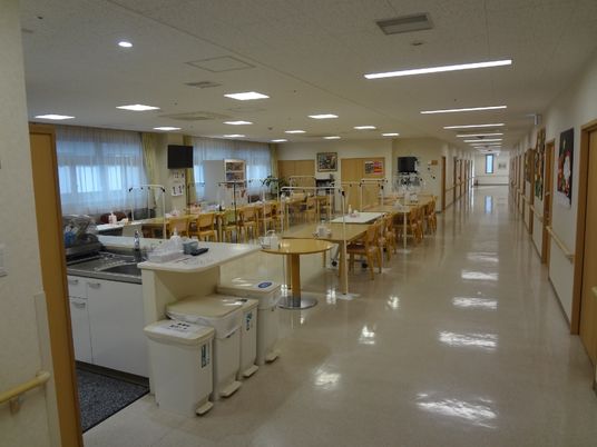 広々とした明るい食堂