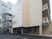 建物の外観と駐車場