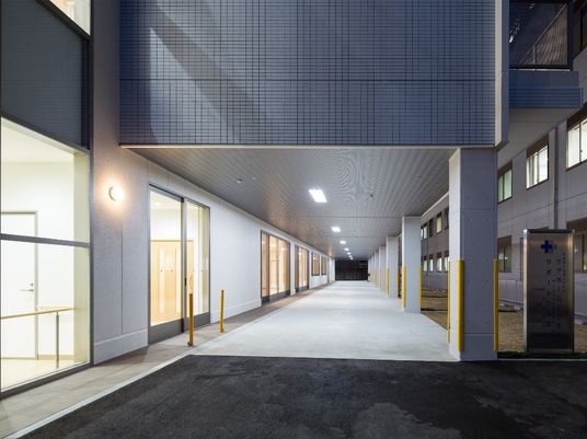 夜間の明るいエントランス