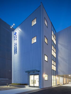 夕暮れ時の建物外観