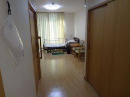 居室の入り口とベッド