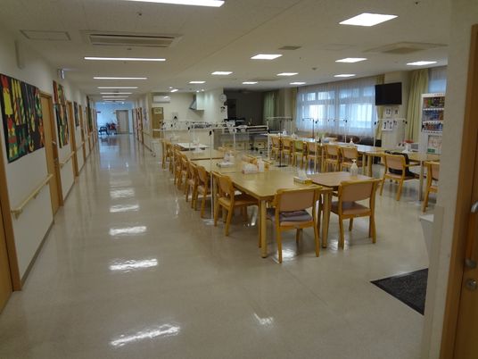広々とした明るい食堂