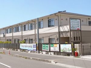 日差しを浴びる建物外観  