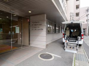 エントランスと駐車スペース