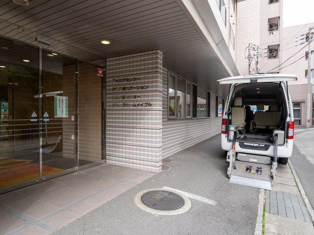 エントランスと駐車スペース エントランス 広々とした入り口はバリアフリーで、車いすの方も安心です。専用車両の利用が可能で、外出も快適にできます。