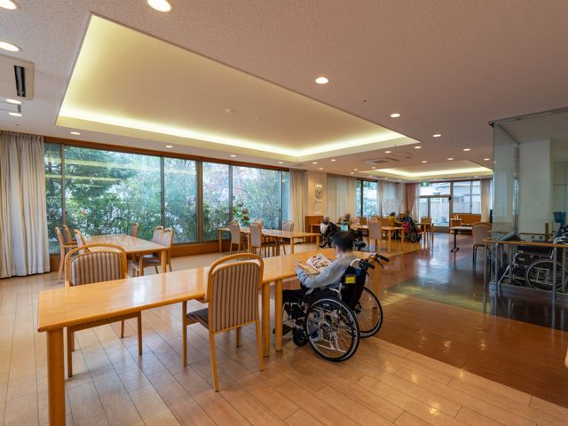 広々としたダイニングルーム ダイニングルーム 窓辺の自然光溢れるダイニングです。車椅子の方も余裕でご利用いただける空間設計となっています。