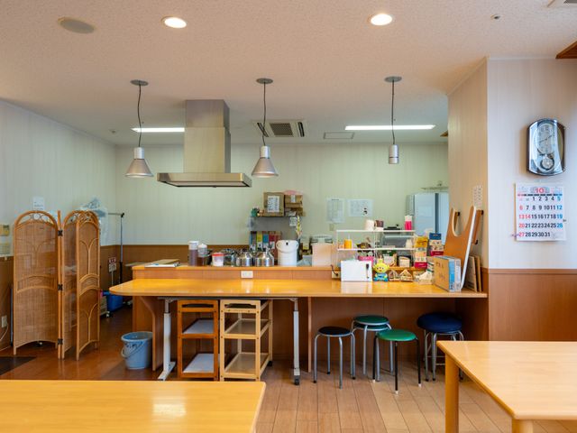 ゆったりとした食堂 食堂 ゆったりとしたスペースの食堂では、椅子を配置した長いテーブルがあり、自由にお食事やお茶を楽しめる環境が整っています。