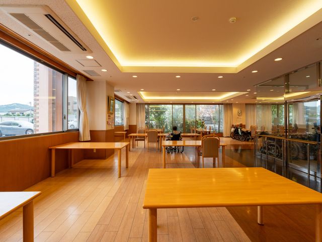 ゆったり食堂 食堂 ゆったりとした食堂は、明るく開放的な空間として設計されており、穏やかな時間をお過ごしいただけます。