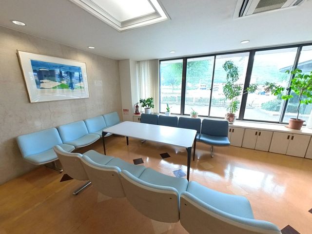快適なラウンジ空間 ラウンジ ゆとりのあるラウンジでくつろぎの時を。天井が高く、窓からは自然光が差し込みます。