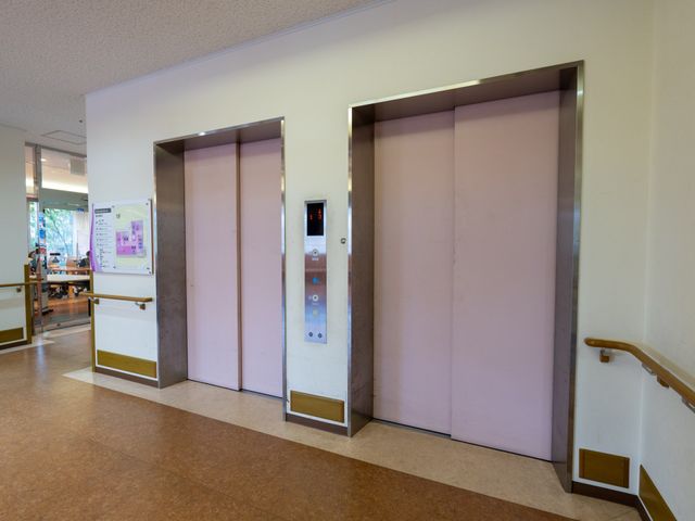 広々としたエレベーター エレベーター 手すり付きの広々としたエレベーター入口です。通路も広く、移動がスムーズです。