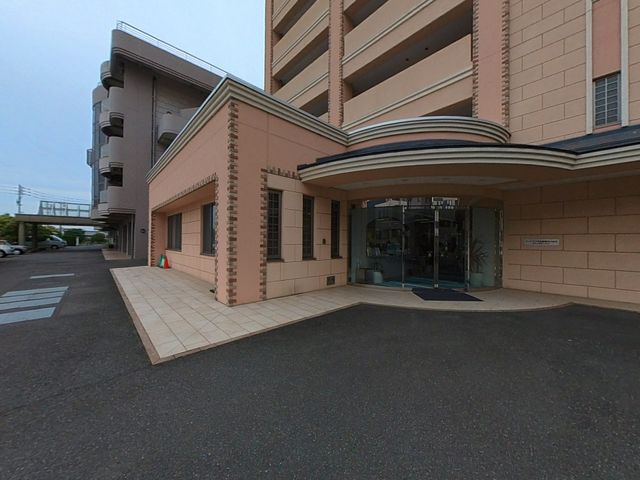 ゆったりとしたエントランス エントランス 広々として明るい入口は、訪れる皆様を暖かく迎え入れます。車椅子の方も安心してご利用いただける造りになっています。