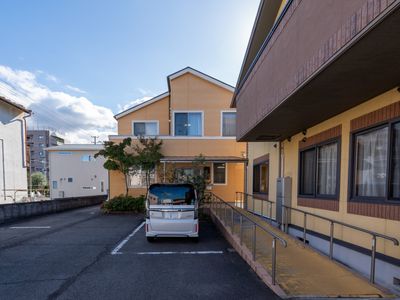 日差しが映える外観
