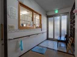 出入口と椅子のある廊下