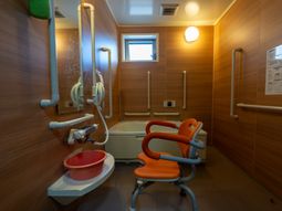 手すり付きの浴槽　浴室