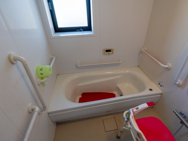 バスルームの浴槽 浴室 手すりが備え付けられており、安心して利用できる安全なバスルームです。自然光が心地よいです。