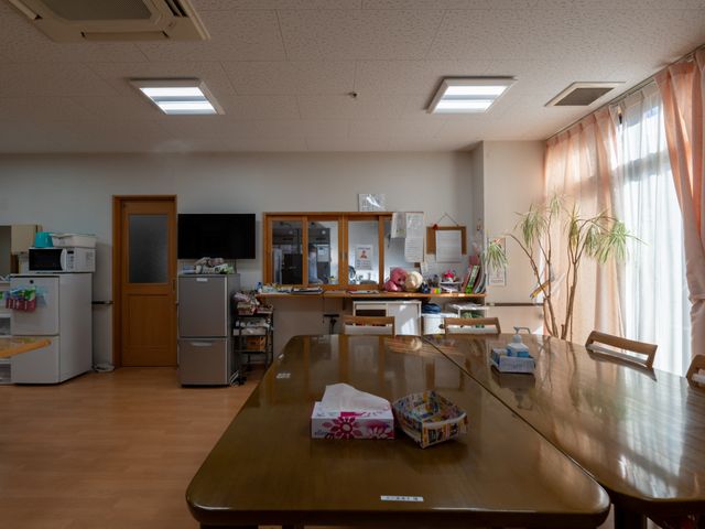 自然光いっぱいの食堂 食堂 広々としたダイニングエリアでは、明るい自然光を楽しみながらお食事できます。リラックスした雰囲気です。