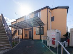 明るい建物の外観