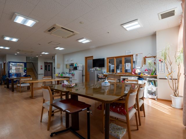 自然光が入る部屋 ダイニングルーム 明るい空間のダイニングルームは、自然光がたっぷり注ぎます。テーブルも広々としています。