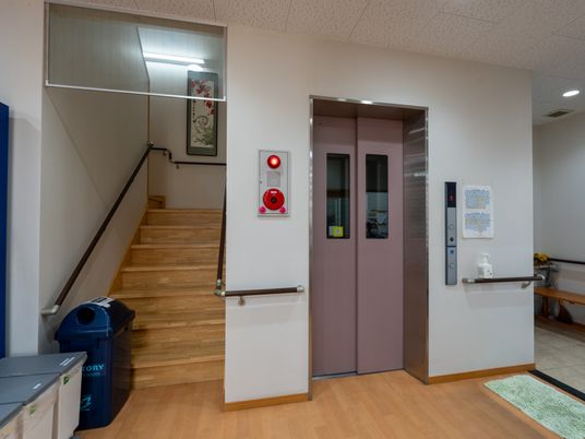 エレベーターと階段のロビー