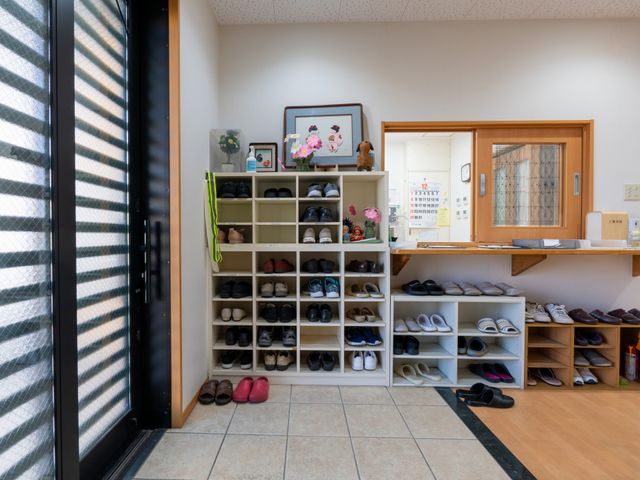 玄関の靴棚 エントランス 整然とした靴棚が備えられたエントランスです。親しみやすい空間が広がっています。
