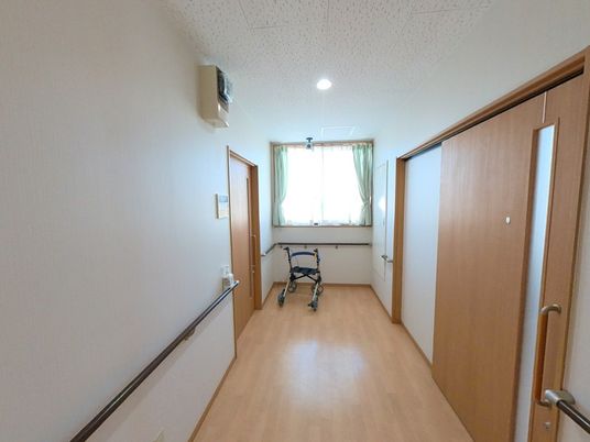 車椅子が置かれた廊下