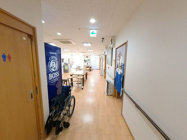 明るい廊下 廊下 明るい廊下は、車椅子でも移動しやすいスペースが確保されています。休憩スペースもあります。