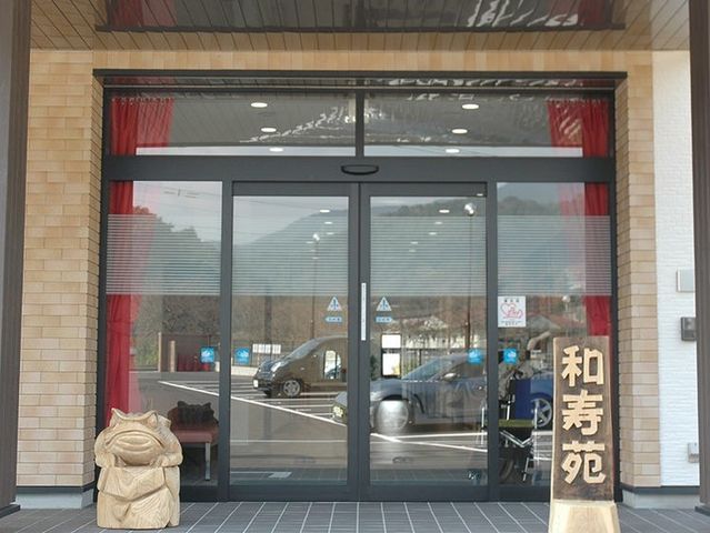 エントランス正面入口 玄関 エントランスは明るく、訪れる人々を暖かく迎えます。ガラス扉越しに見える駐車場へのアクセスも良好です。