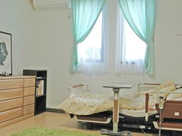 明るい居室の一角