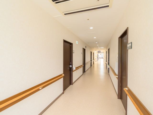広々とした廊下の様子 廊下 手すりが設置された明るい廊下です。安心して歩行できる空間が確保されています。