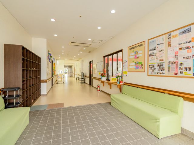 ゆったりとした廊下 廊下 広々とした廊下は明るく、掲示物が色々な情報を伝えており、ベンチも配置されています。