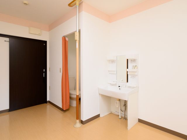 ゆとりある洗面台とトイレ 洗面台 ゆとりのある洗面スペースと、手すり付きのトイレが、安心してお使いいただける設計です。