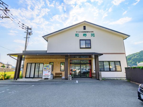 明るい外観の建物