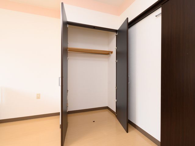 ゆとりある居室のクローゼット クローゼット 広々とした収納スペースのある居室です。整理整頓がしやすく、生活用品をすっきりと保管できます。