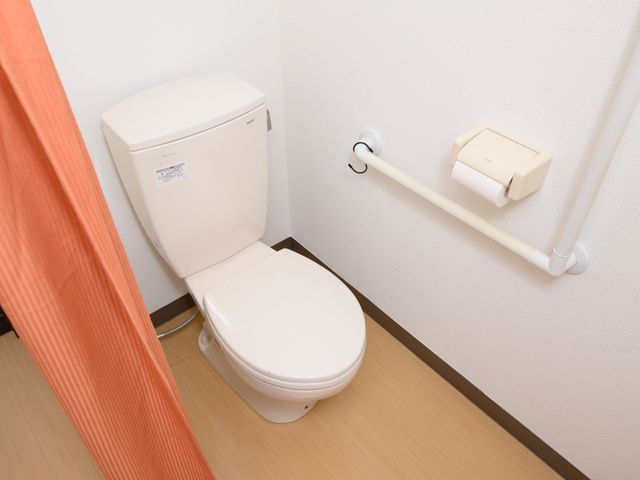 バリアフリーのトイレ トイレ 手すり完備、安全に配慮されたトイレです。プライバシーを尊重し、快適にお使いいただける設計になっています。
