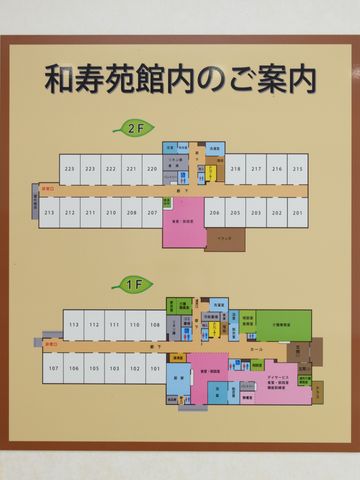 案内図の掲示物 掲示物 色分けされた見やすい案内図は、施設内の各部屋の配置を明確に示しています。