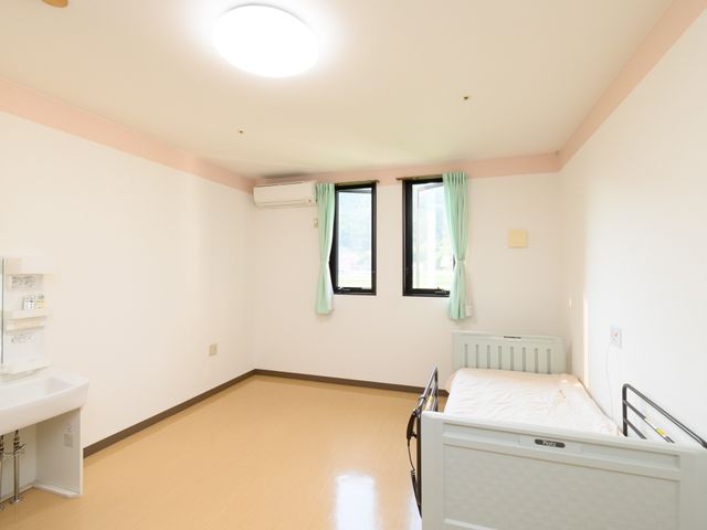ゆったりした居室 居室 ゆとりある空間の居室です。窓からの自然光で明るく、快適な生活をお過ごしいただけます。