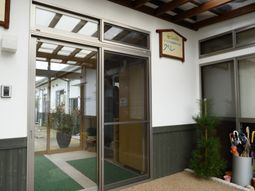 清潔感あるエントランス