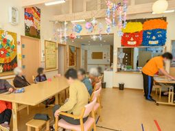 明るい食堂の様子