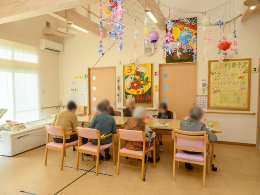 人々と壁飾りの多目的室