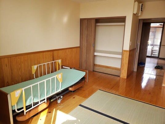 明るい和洋折衷の居室