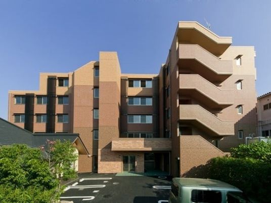 茶色の建物の外観