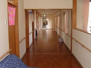 明るく広々とした廊下